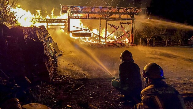 Großbrand des landwirtschaftlichen Gebäudes in Stanz (Bild: Zeitungsfoto.at/Team)
