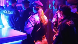 Großaufgebot der Einsatzkräfte letzte Nacht in einem Grazer Club. (Bild: Peter Tomschi)