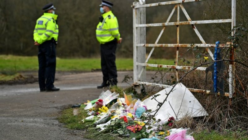 Polizisten in der Nähe des Leichenfundortes (Bild: APA/AFP/Ben STANSALL)