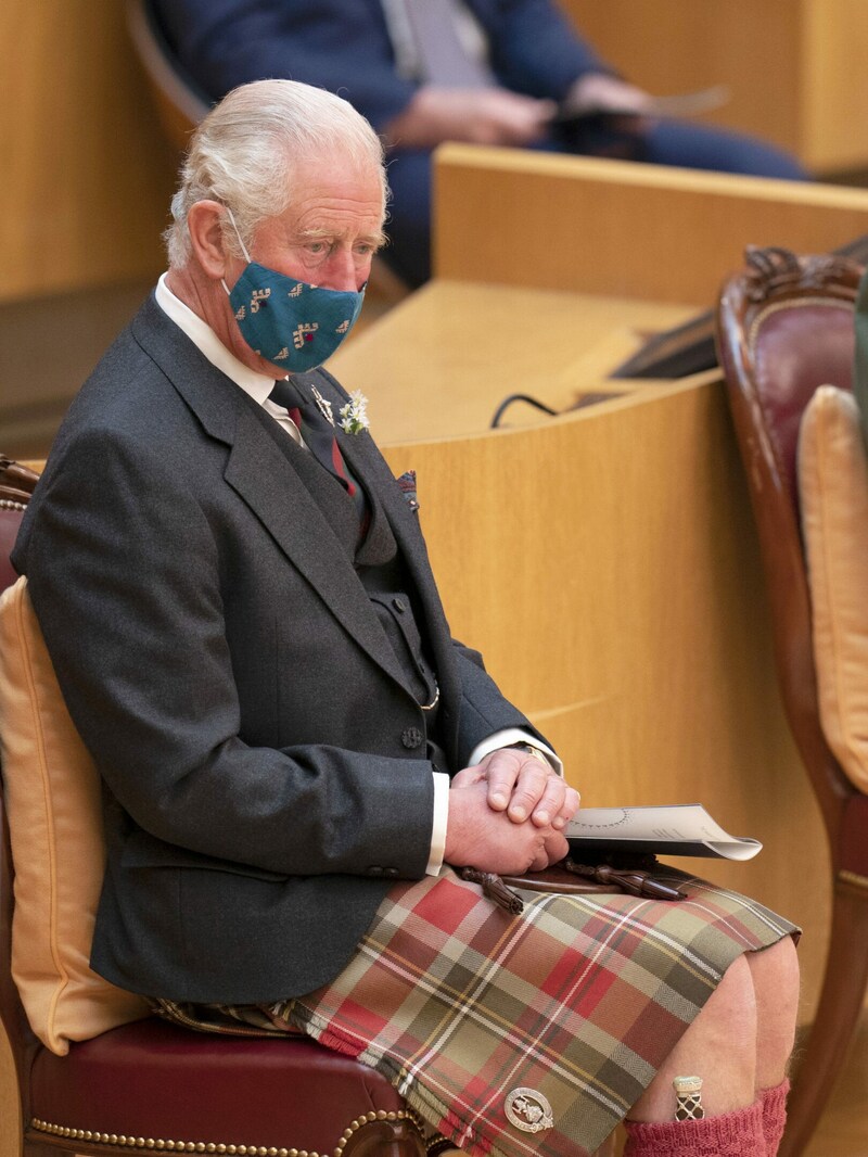 Prinz Charles trägt bei der Eröffnung des schottischen Parlaments einen Kilt. In einem seiner Kniestrümpfe ist ein Dolch zu entdecken. (Bild: APA/Jane Barlow/Pool Photo via AP)