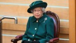 Queen Elizabeths Brosche zeigt eine schottische Distel. (Bild: APA/Photo by ANDY BUCHANAN/AFP)