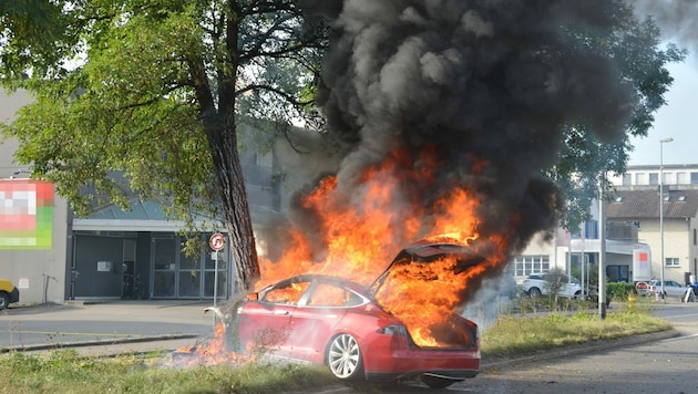 Das E-Auto brannte lichterloh. (Bild: KAPO Thurgau)