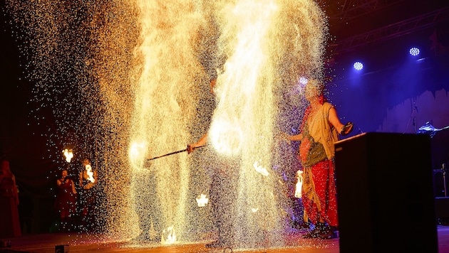 Das Artisten-Trio „Fire on Drums“ beim spektakulären Finale der Ritterfest-Feuershow. (Bild: Yves Schoch)