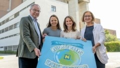 Landeshauptfrau Johanna Mikl-Leitner (rechts) und ihr Stellvertreter Stephan Pernkopf mit den Klimakonferenz-Teilnehmerinnen Alma Heigl und Emma Pöhacker. (Bild: NLK Filzwieser)