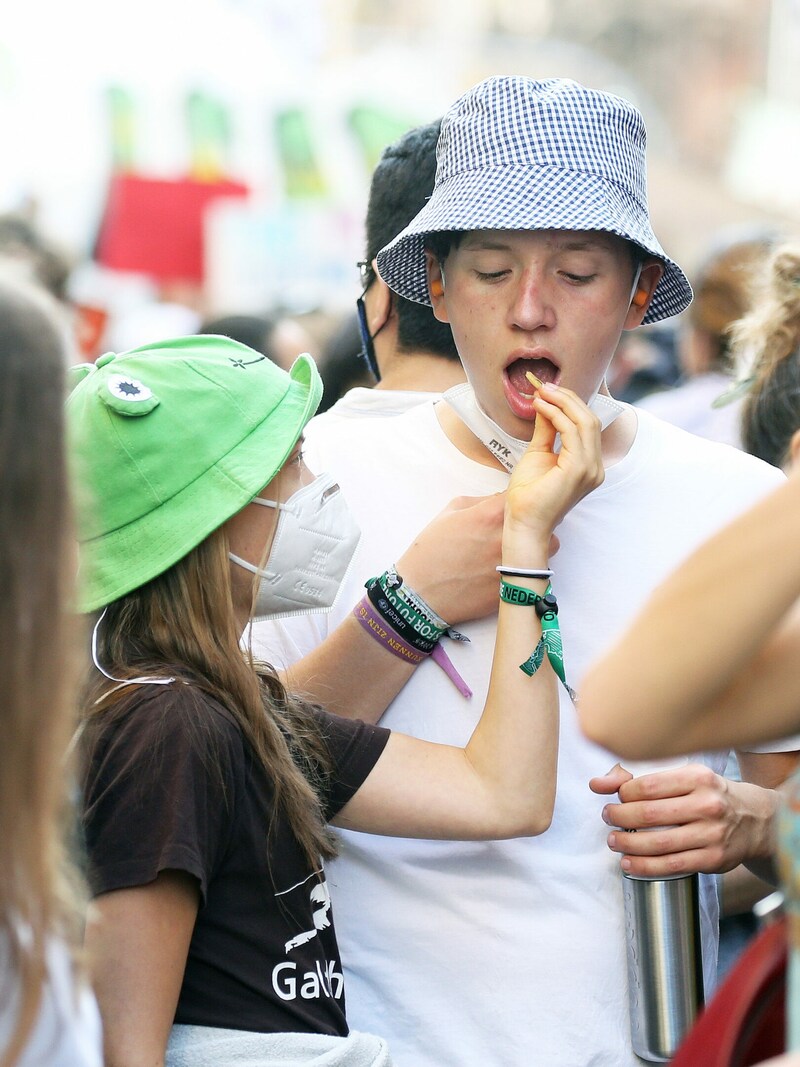 Greta Thunberg füttert den jungen Mann mit Bananenchips. (Bild: Claudio Veneroni / PA / picturedesk.com)