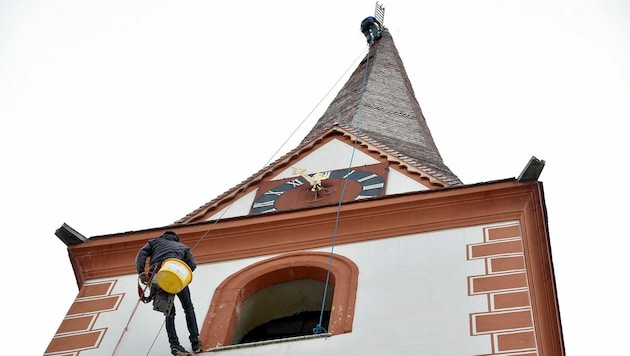 Der Spezial-Dachdecker Klaus Hainzer aus Osttirol bei der Arbeit. (Bild: Roland Holitzky)