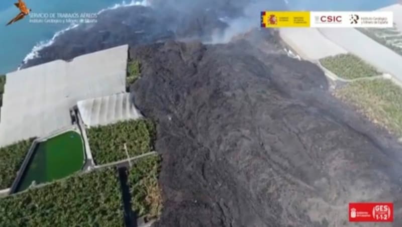 Luftaufnahmen zeigen die ins Meer strömende Lava. (Bild: AP)