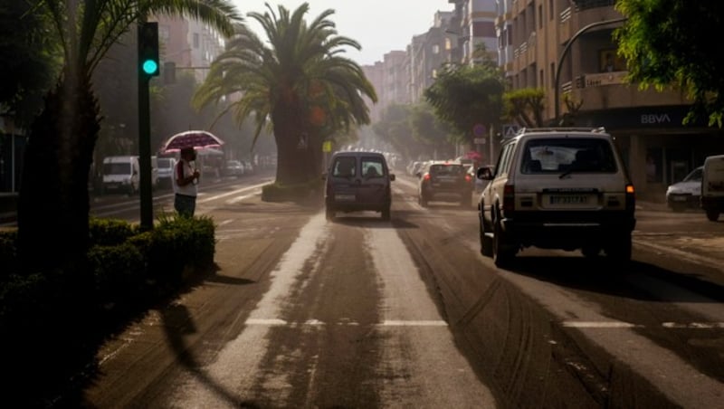 In der Stadt Los Llanos de Aridane sind die Straßen mit Asche bedeckt. (Bild: AP)