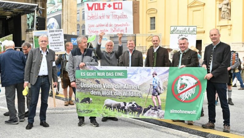 Die Tiroler Delegation der Initiative "Alm ohne Wolf" mit Landwirtschaftskammer-Präs. Josef Hechenberger (Mitte) (Bild: EKKEHARD WINKLER)