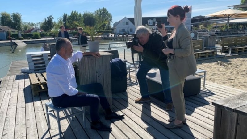 „Making of ...“: Krone-Fotograf Reinhard Holl bei der Arbeit, Jasmin Puchwein aus dem Büro Doskozil assistiert. (Bild: Conny Bischofberger)