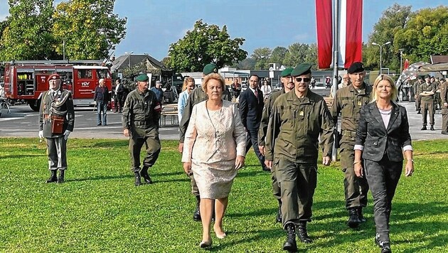 Ankunft von Landtagspräsidentin Dunst, Milizbeauftragtem Generalmajor Hameseder und Verteidigungsministerin Tanner. (Bild: Christian Schulter)