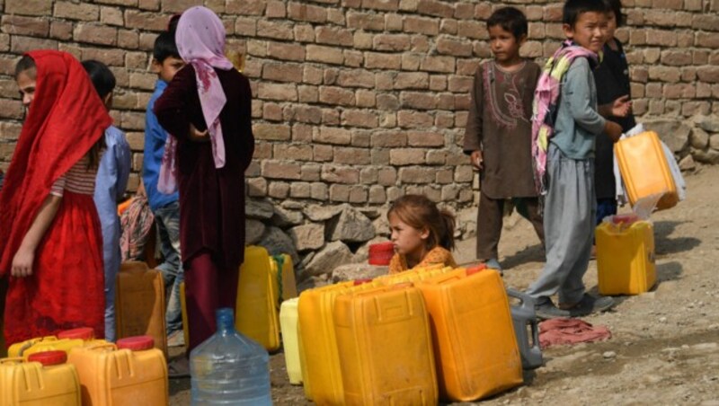 Kinder holen Wasser in Kabul. (Bild: AFP)