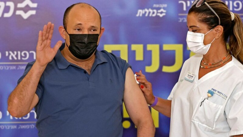 Premierminister Naftali Bennett hat bereits seine „Booster“-Impfung abgeholt. (Bild: APA/AFP/JACK GUEZ)