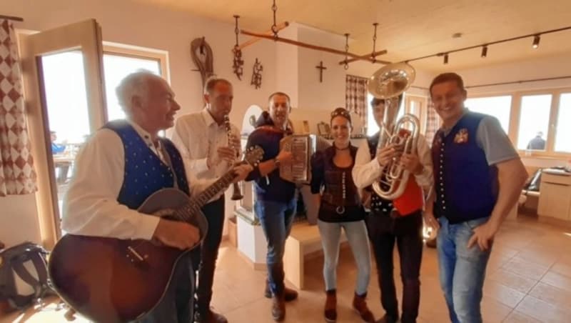 Das neue Koralpenschutzhaus erstrahlt im neuen Glanz. Hüttenwirt Robert Graimann feierte mit vielen Wanderern die Eröffnung. (Bild: Robert Graimann)