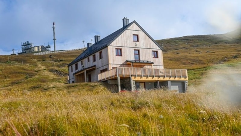 Der Kärntner Holzhausspezialist GRIFFNER stellte das 400 Quadratmeter große Gebäude auf 1966 Metern Seehöhe in nur drei Wochen auf. Es ist somit das höchst gelegene Fertighaus von Griffner auf der Koralpe. (Bild: Helge Bauer/Griffner)