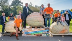 Die stolzen Sieger der Riesenkürbisstaastmeisterschaft mit Gratulanten (Bild: „Natur im Garten“/J. Ehn)