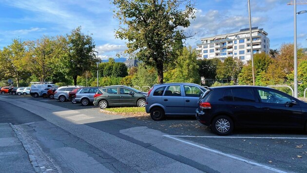 Das Südufer der Drau in Villach ist mit Parkplätzen zugepflastert. (Bild: Peter Kleinrath)