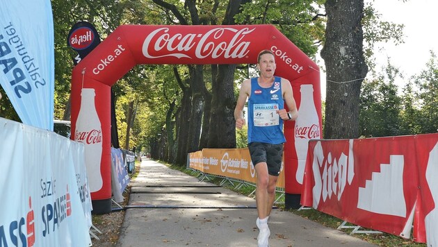 Allein im Ziel: Peter Herzog gewann den Salzburg-Halbmarathon souverän. (Bild: Lauf.Sport.Fest.Salzburg / Salzburg Cityguide)