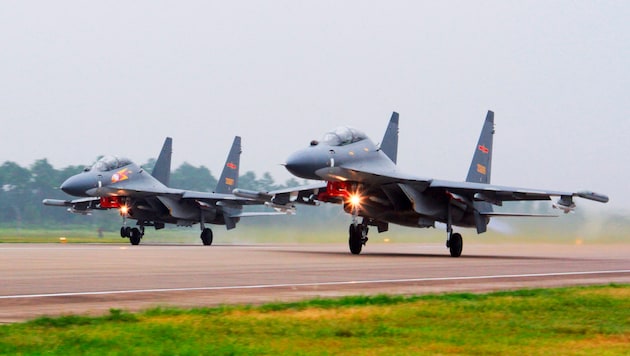 Chinesische Kampfflugzeuge beim Start (Archivbild) (Bild: Jin Danhua/Xinhua via AP)