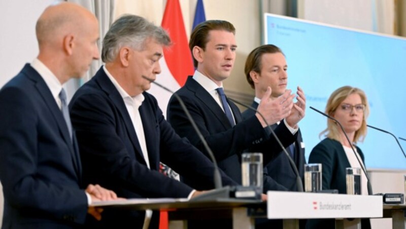 Arbeitsminister Kocher, Vizekanzler Kogler, Bundeskanzler Kurz, Finanzminister Blümel und Umweltministerin Gewessler bei der Präsentation der ökosozialen Steuerreform (Bild: APA/Herbert Neubauer)