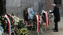 Bundespräsident Alexander Van der Bellen bei der Kranzniederlegung anlässlich des 75. Jahrestags der Befreiung des KZ Auschwitz-Birkenau im Jahr 2020. Hier wurden mehr als eine Million Menschen ermordet. (Bild: Markus Schreiber)