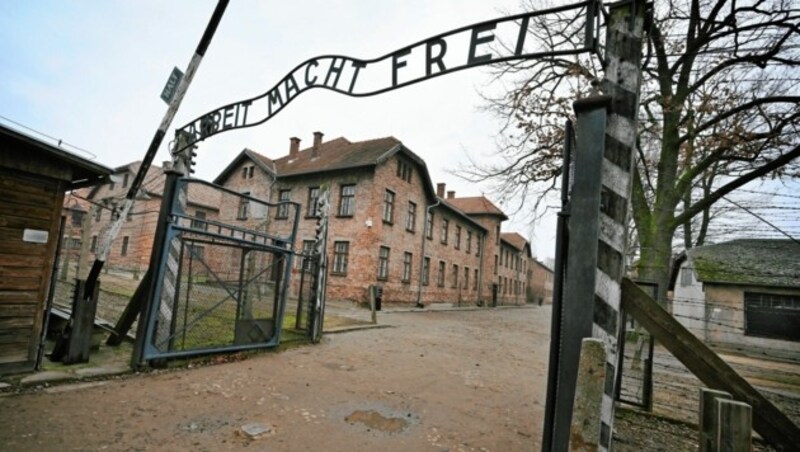 „Arbeit macht frei“: der Eingang zum Stammlager Auschwitz (Bild: Parlamentsdirektion/Johannes Zinner)