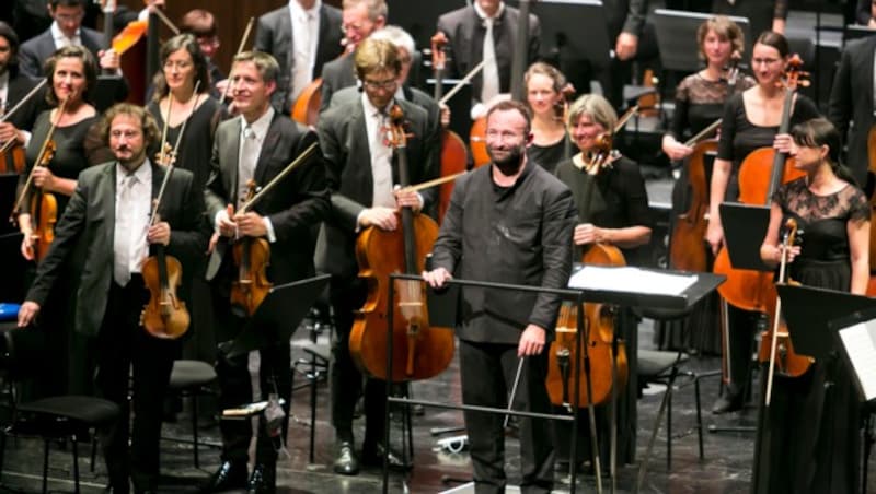 Am Ende wurden Dirigent und Orchester frenetisch gefeiert, (Bild: Mathis Fotografie)