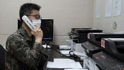 Testanruf: Ein südkoreanischer Soldat telefoniert mit seinem nordkoreanischen Gegenpart. (Bild: AP)