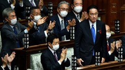 Applaus für Fumio Kishida nach seiner Wahl im Parlament (Bild: APA/AFP/Kazuhiro Nogi)