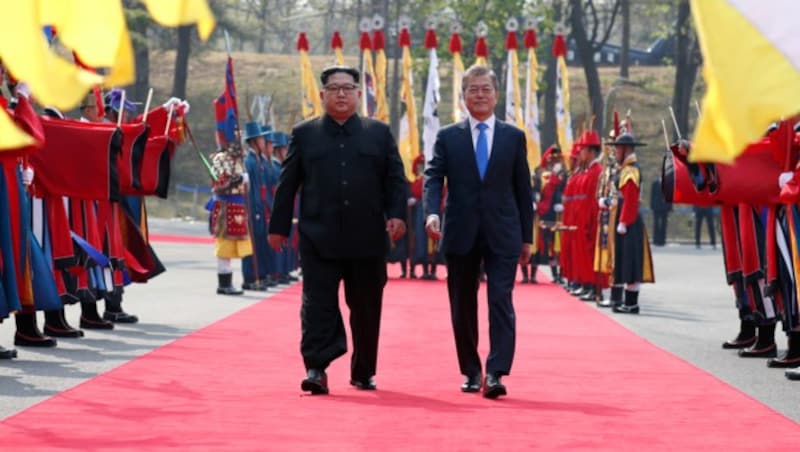 Geste der Versöhnung: 2018 trafen sich Nordkoreas Diktator Kim Jong Un und Südkoreas Präsident Moon Jae In an der Grenze. Jetzt reden die beiden Länder zumindest wieder miteinander. (Bild: APA/AFP/Korea Summit Press Pool)