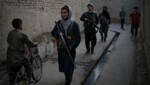 Taliban-Kämpfer patrouillieren durch Kabul. (Bild: AP)