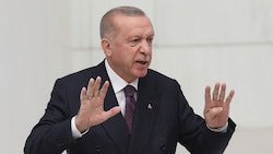 Die Gerüchte halten sich hartnäckig, dass es um die Gesundheit des türkischen Präsidenten Erdogan nicht zum Besten bestellt ist. (Bild: APA/AFP/Adem ALTAN)