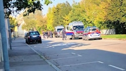 In der Liesingbachstraße Ecke Kreuzgasse wurden 20 Männer aufgegriffen. Kleidung und Schlafsäcke blieben einfach liegen. (Bild: zVg)