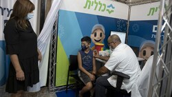 In Israel startete die dritte Teilimpfung als erstes Land der Welt bereits Ende Juli, weil die Effektivität stark nachgelassen hatte. (Bild: AP)