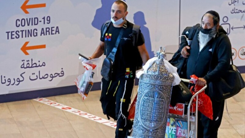 Reisende am internationalen Flughafen Ben Gurion in Tel Aviv: In Israel gehen die Corona-Infektionszahlen derzeit wieder stark zurück. (Bild: AFP)