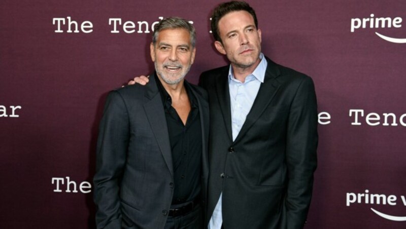 Regisseur George Clooney mit „The Tender Bar“-Darsteller Ben Affleck (Bild: APA/Photo by Richard Shotwell/Invision/AP)