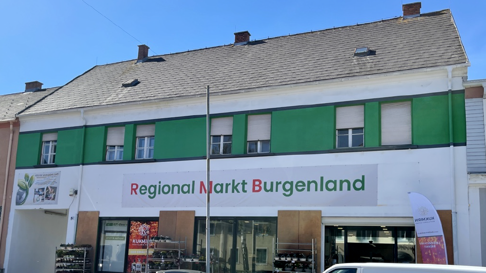 Am 1. und 2. Oktober fand die Eröffnung des Regional Markts Burgenland in Oberwart statt. Seither können Kunden im Laden heimische Lebensmittel, aber auch andere Produkte kaufen. (Bild: Christian Schulter)