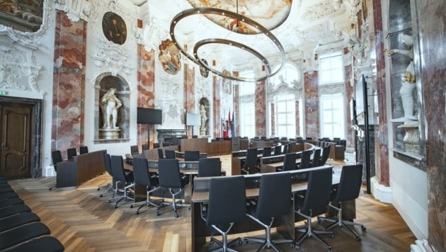 Der renovierte und technisch erneuerte Plenarsaal füllt sich wieder mit politischem Leben. (Bild: Land Tirol)