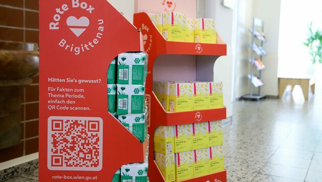 Die „Rote Box“ ist an vier Stellen im Bezirk Brigittenau für Mädchen und Frauen zugänglich - Binden und Tampons können kostenlos entnommen werden. (Bild: PID/VOTAVA)