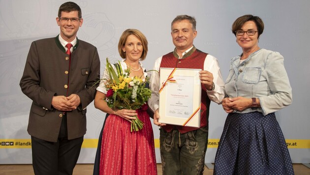 LR Martin Gruber und LHStv. Beate Prettner mit den Landessiegern, Familie Prasser aus Kappel am Krappfeld, die auf ihrem Biohof sauwohle Schweinemast auf hohem Niveau betreibt. (Bild: Landespressedienst Kärnten/Just)