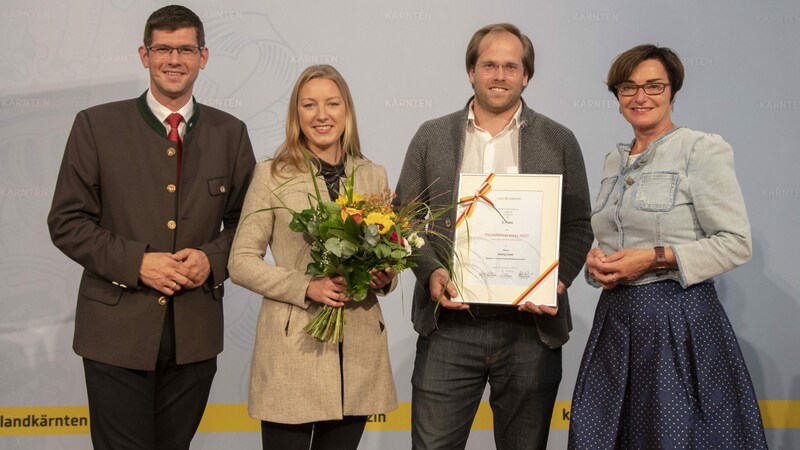 LR Martin Gruber und LHStv. Beate Prettner und die Preisträger des zweiten Platzes: Familie Lexer für ihr Projekt Alpenspirit und Freilandschweinehaltung auf der Leiten bei Klagenfurt. (Bild: Landespressedienst Kärnten/Just)