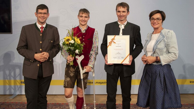 LR Martin Gruber und LHStv. Beate Prettner und die Gewinner des Innovationspreises, die Familie Moser und ihr Tierwohl für Muttersauen. (Bild: Landespressedienst Kärnten/Just)