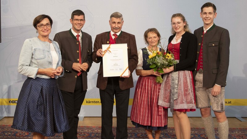 Mit dem Sonderpreis für Tierschutz zeichneten LHStv. Beate Prettner und LR Martin Gruber den Betrieb der Familie Skuk (Lanzlhof) in Leifling aus. (Bild: Landespressedienst Kärnten/Just)