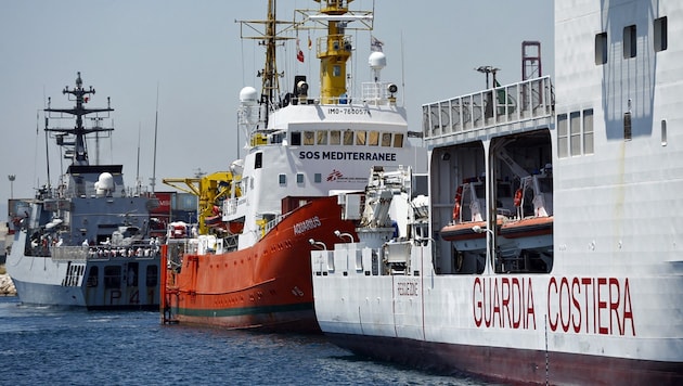 Ein Schiff der spanischen Küstenwache (Archivbild) (Bild: APA/AFP/PAU BARRENA)