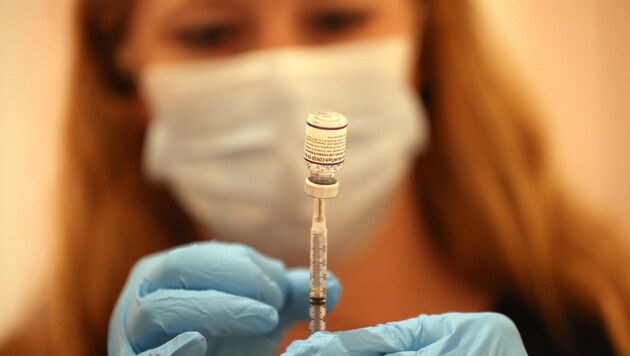 Der Molekularbiologe Ulrich Elling spricht sich für eine Impfpflicht und Booster-Impfungen schon fünf Monate nach dem zweiten Stich aus. (Bild: AP)