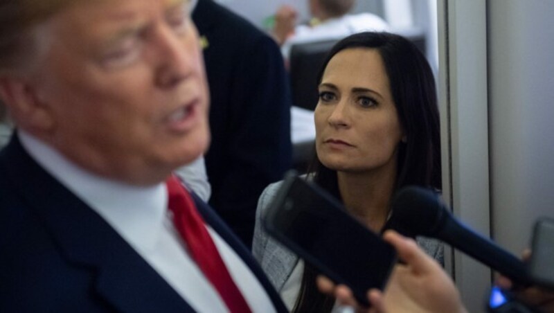 Stephanie Grisham und Donald Trump (Bild: SAUL LOEB / AFP)