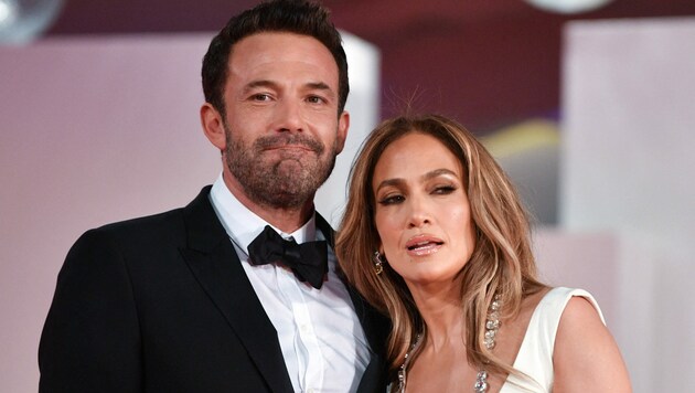 Zur Premiere des Films „The Last Duel“ beim Filmfestival von Venedig begleitete Jennifer Lopez ihren Liebsten Ben Affleck. Doch auf die Präsentation seines neuesten Films „The Tender Bar“ pfiff sie. (Bild: APA/AFP/Filippo MONTEFORTE)