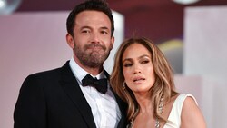 Zur Premiere des Films „The Last Duel“ beim Filmfestival von Venedig begleitete Jennifer Lopez ihren Liebsten Ben Affleck. Doch auf die Präsentation seines neuesten Films „The Tender Bar“ pfiff sie. (Bild: APA/AFP/Filippo MONTEFORTE)