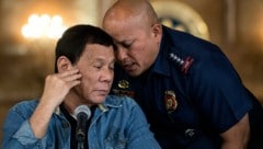 Rodrigo Duterte (li.) bereitet seine Verteidigung vor dem Internationalen Strafgerichtshof vor. (Bild: AFP)