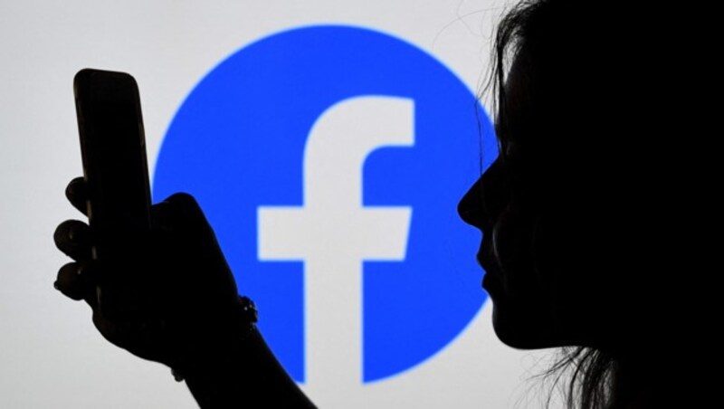 Wer das offizielle Verifizierungs-Hakerl bei Facebook will, muss einen Identitätsnachweis vorlegen. Doch es gibt Tricks, um das zu umgehen. (Bild: AFP)